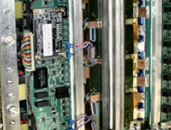 Convertisseur isolé 28V-600V-12kW utilisant des puces MOSFET SiC, avec architecture 8 phases