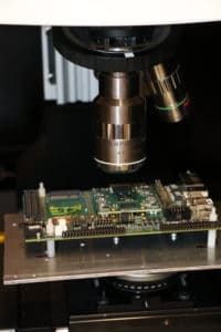 Banc de test laser de composants pour cartographier les zones sensibles aux radiations